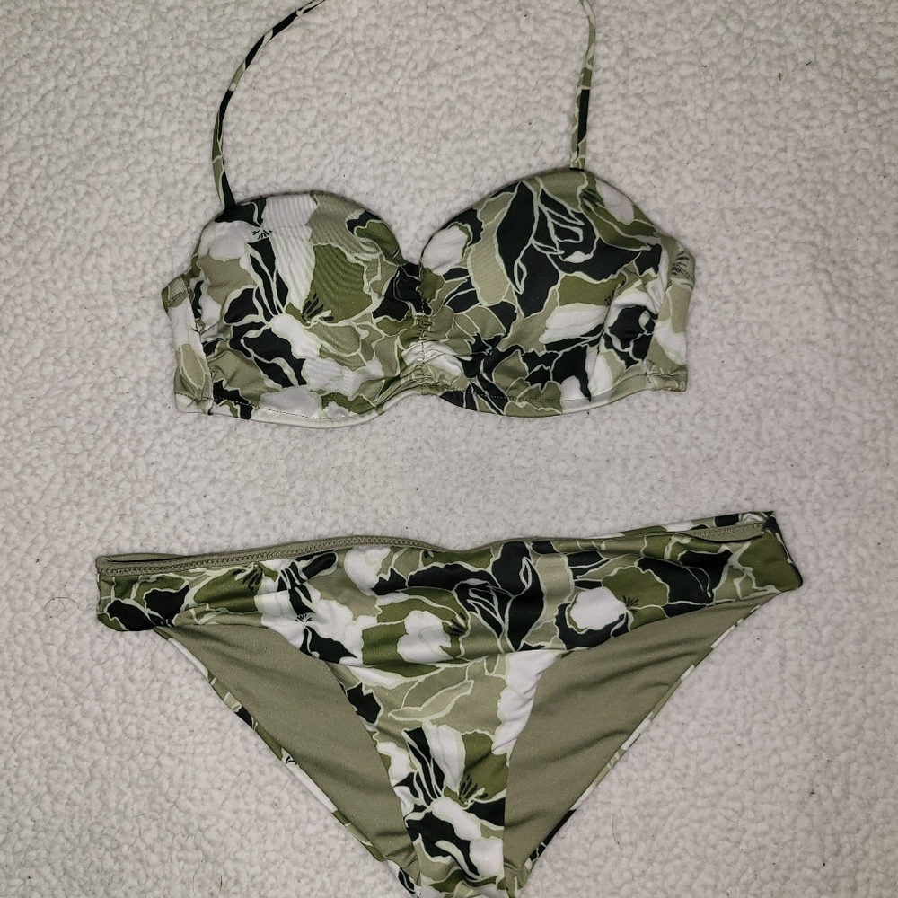 SALE, VICTORIA'S SECRET BIKINI! TOP 32A, BOTTOM SIZE SMALL. NEW WITHOUT TAGS!